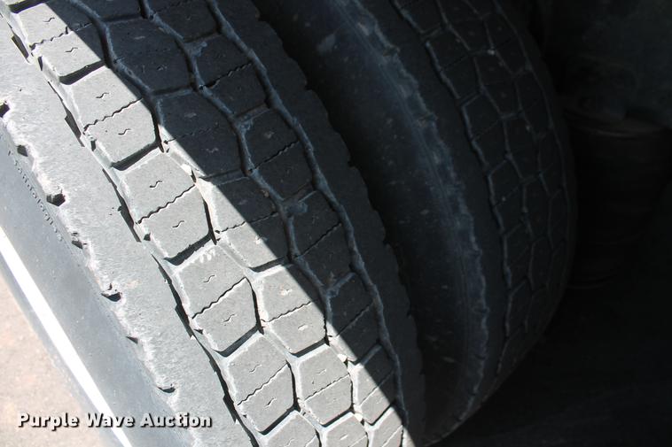 image for item DD5264 2005 Volvo VN semi truck