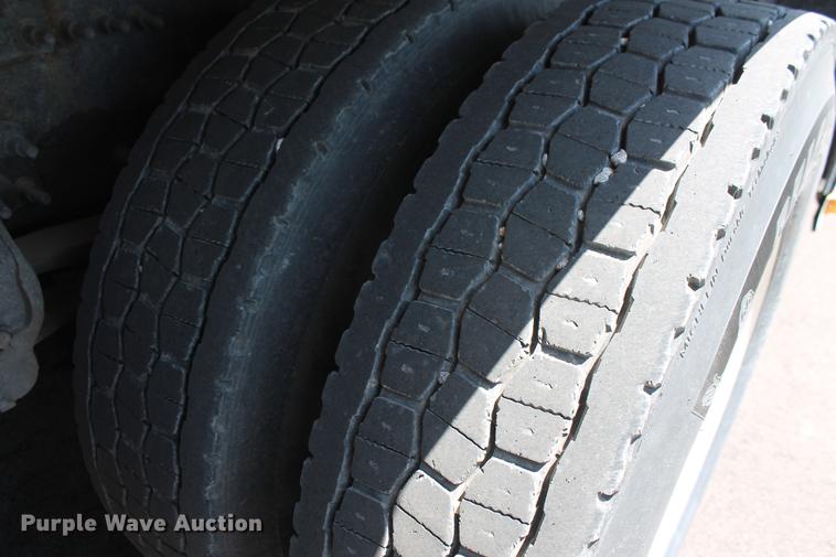 image for item DD5264 2005 Volvo VN semi truck