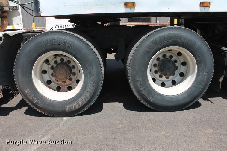 image for item DD5264 2005 Volvo VN semi truck