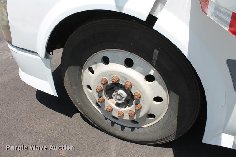 image for item DD5264 2005 Volvo VN semi truck