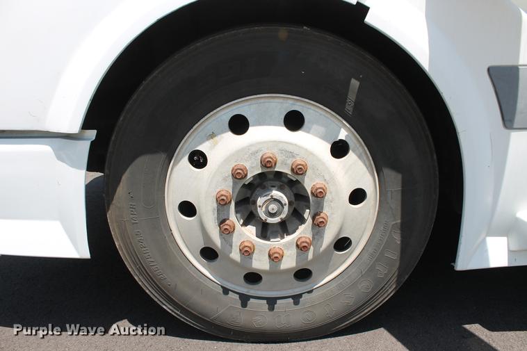 image for item DD5264 2005 Volvo VN semi truck