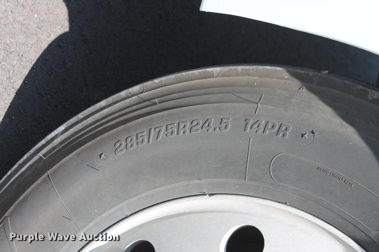 image for item DD5264 2005 Volvo VN semi truck