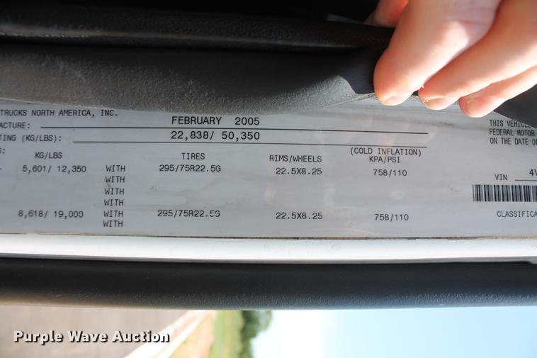 image for item DD5264 2005 Volvo VN semi truck