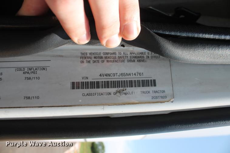 image for item DD5264 2005 Volvo VN semi truck