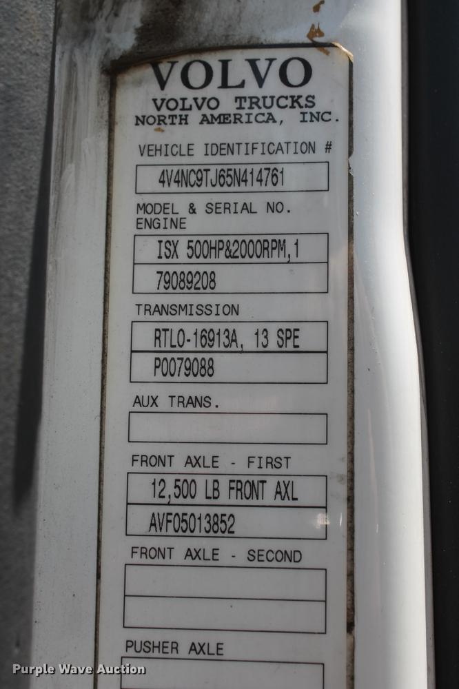 image for item DD5264 2005 Volvo VN semi truck