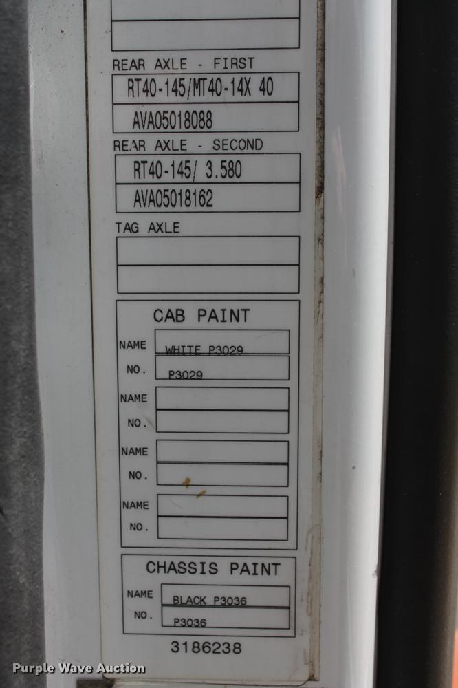 image for item DD5264 2005 Volvo VN semi truck