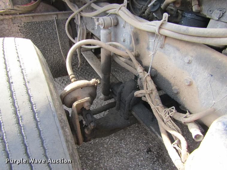 image for item DD5765 1997 Kenworth T600 semi truck