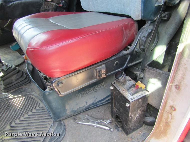 image for item DD5765 1997 Kenworth T600 semi truck