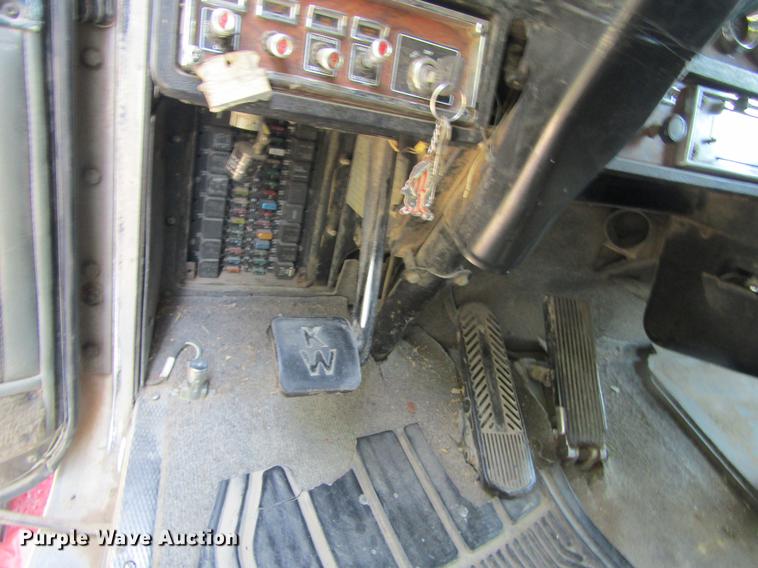 image for item DD5765 1997 Kenworth T600 semi truck
