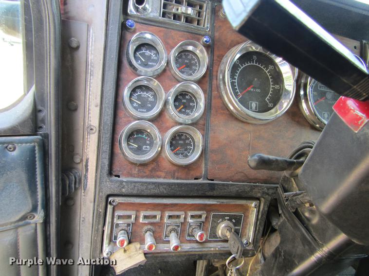 image for item DD5765 1997 Kenworth T600 semi truck