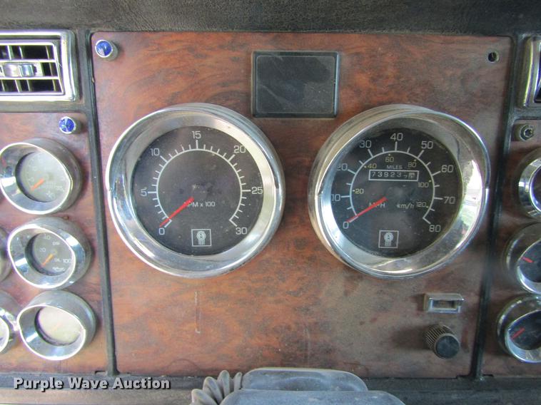 image for item DD5765 1997 Kenworth T600 semi truck