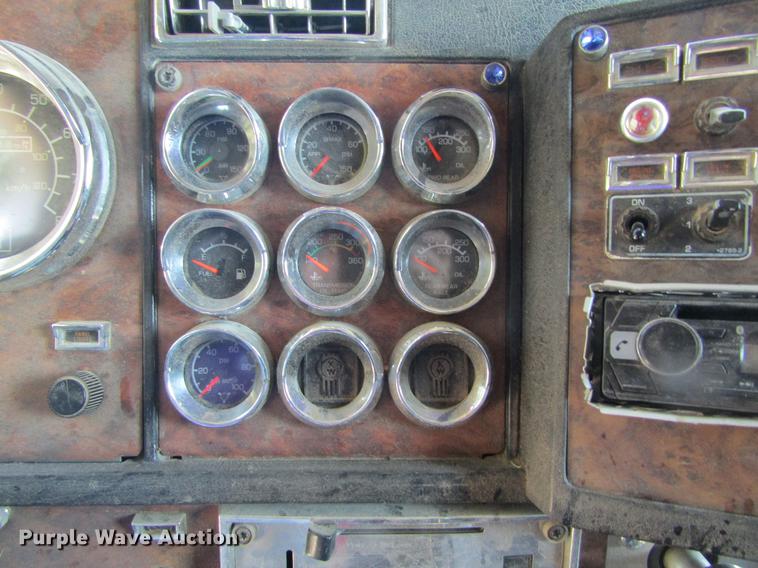 image for item DD5765 1997 Kenworth T600 semi truck