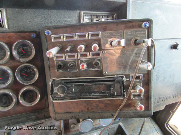 image for item DD5765 1997 Kenworth T600 semi truck