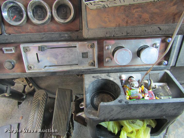 image for item DD5765 1997 Kenworth T600 semi truck