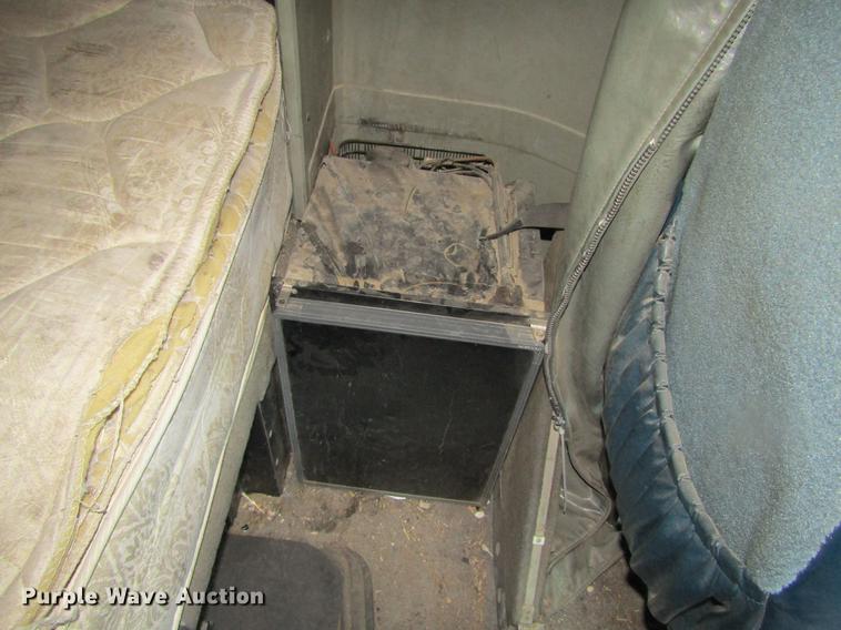 image for item DD5765 1997 Kenworth T600 semi truck