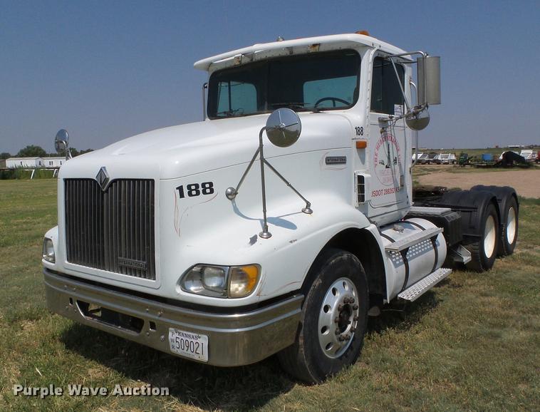 image for item DD5857 1999 International 9400 semi truck
