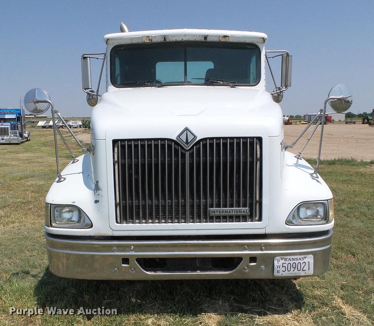 image for item DD5857 1999 International 9400 semi truck