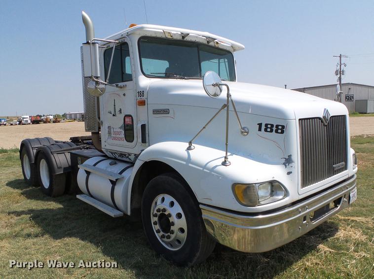 image for item DD5857 1999 International 9400 semi truck