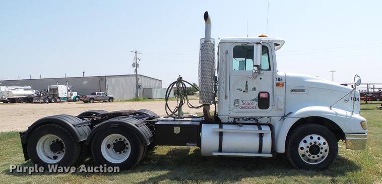 image for item DD5857 1999 International 9400 semi truck