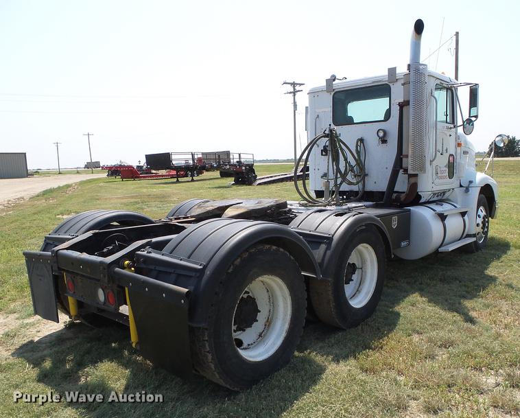 image for item DD5857 1999 International 9400 semi truck