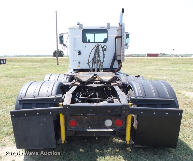 image for item DD5857 1999 International 9400 semi truck