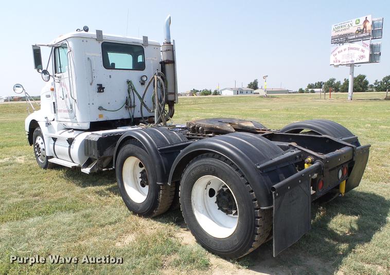 image for item DD5857 1999 International 9400 semi truck