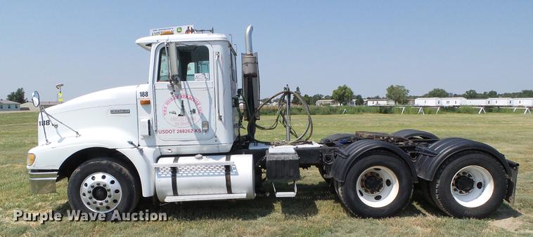 image for item DD5857 1999 International 9400 semi truck