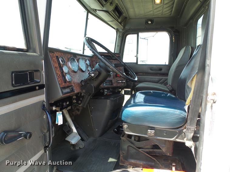 image for item DD5857 1999 International 9400 semi truck