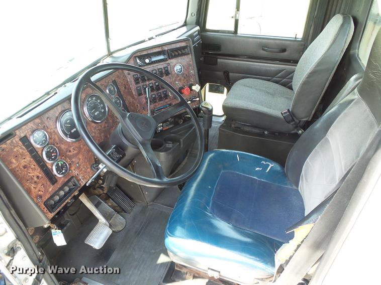 image for item DD5857 1999 International 9400 semi truck