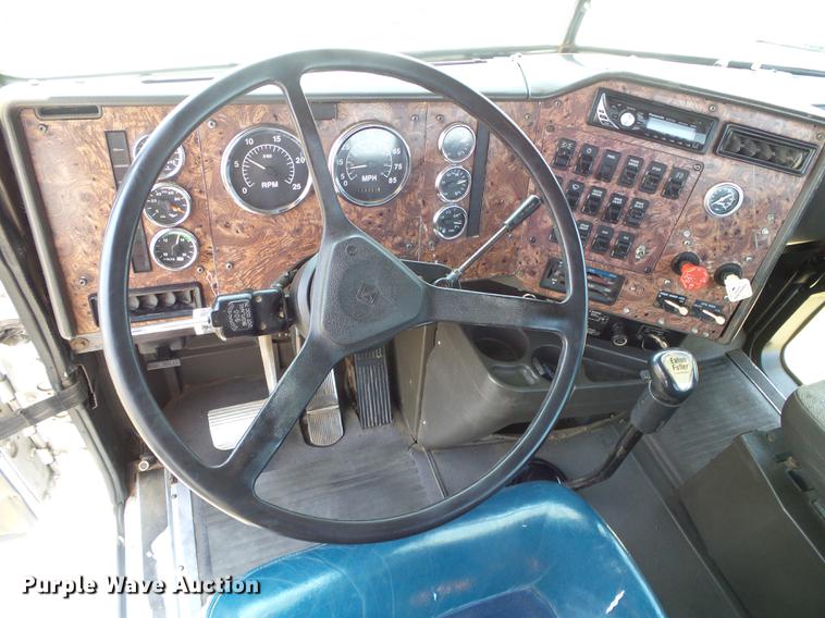 image for item DD5857 1999 International 9400 semi truck