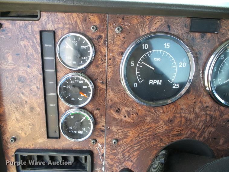 image for item DD5857 1999 International 9400 semi truck