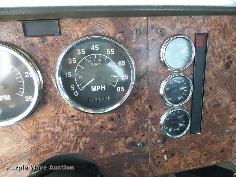 image for item DD5857 1999 International 9400 semi truck