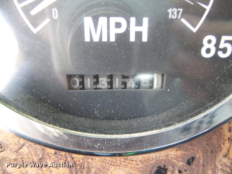 image for item DD5857 1999 International 9400 semi truck