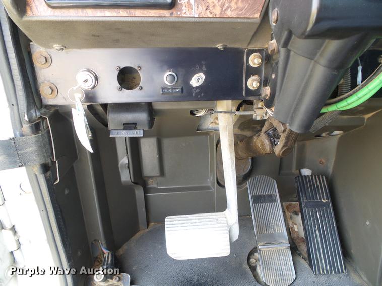 image for item DD5857 1999 International 9400 semi truck