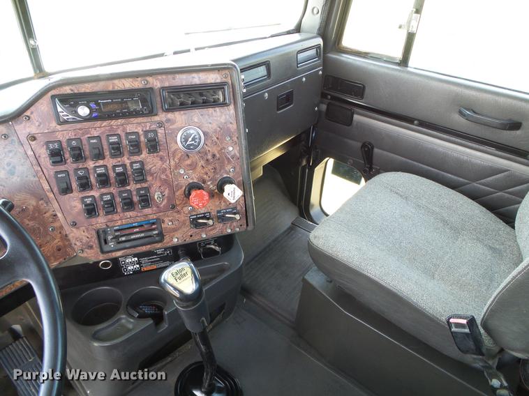 image for item DD5857 1999 International 9400 semi truck