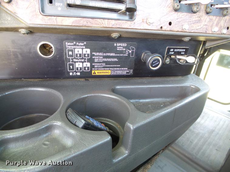 image for item DD5857 1999 International 9400 semi truck