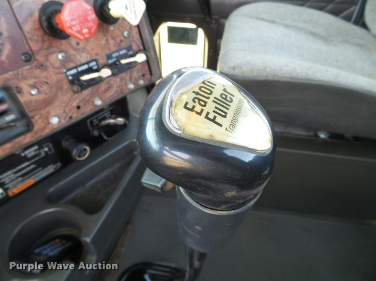 image for item DD5857 1999 International 9400 semi truck