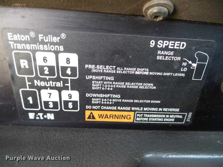 image for item DD5857 1999 International 9400 semi truck