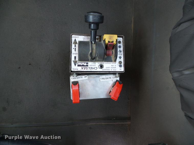 image for item DD5857 1999 International 9400 semi truck