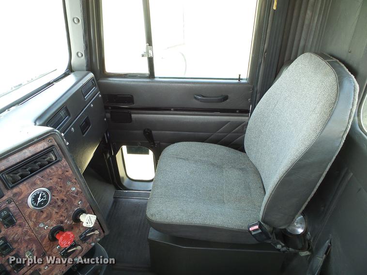 image for item DD5857 1999 International 9400 semi truck