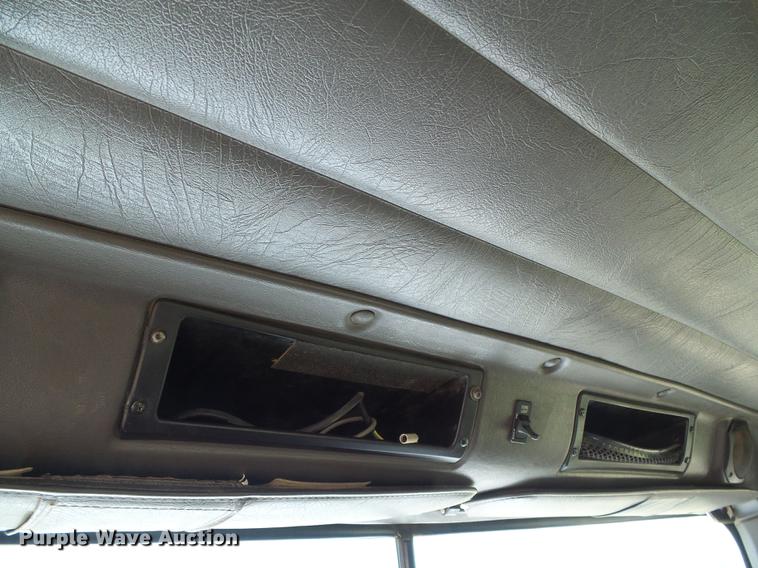 image for item DD5857 1999 International 9400 semi truck