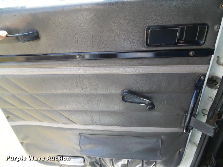 image for item DD5857 1999 International 9400 semi truck