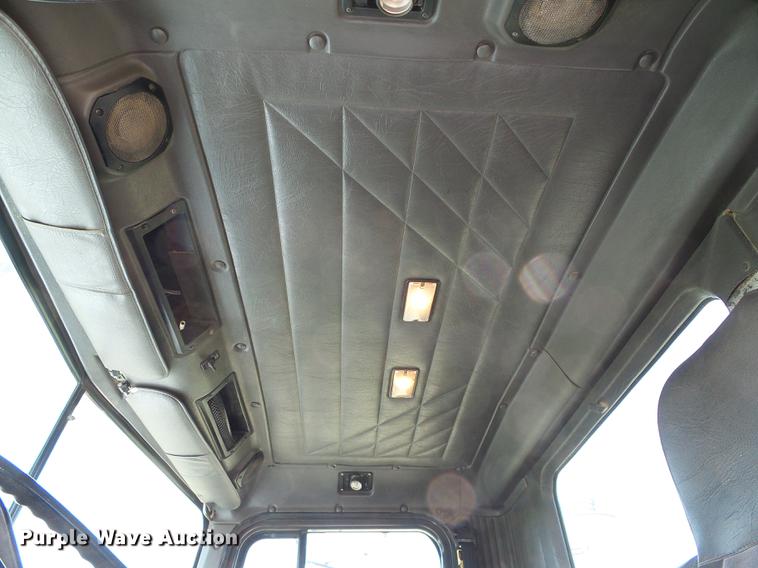 image for item DD5857 1999 International 9400 semi truck