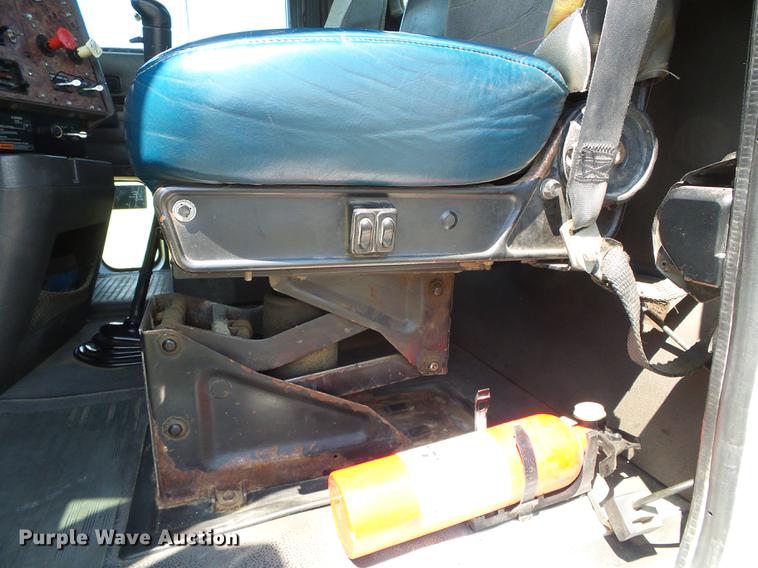 image for item DD5857 1999 International 9400 semi truck