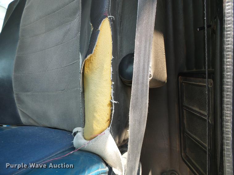 image for item DD5857 1999 International 9400 semi truck