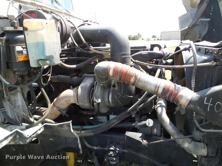 image for item DD5857 1999 International 9400 semi truck