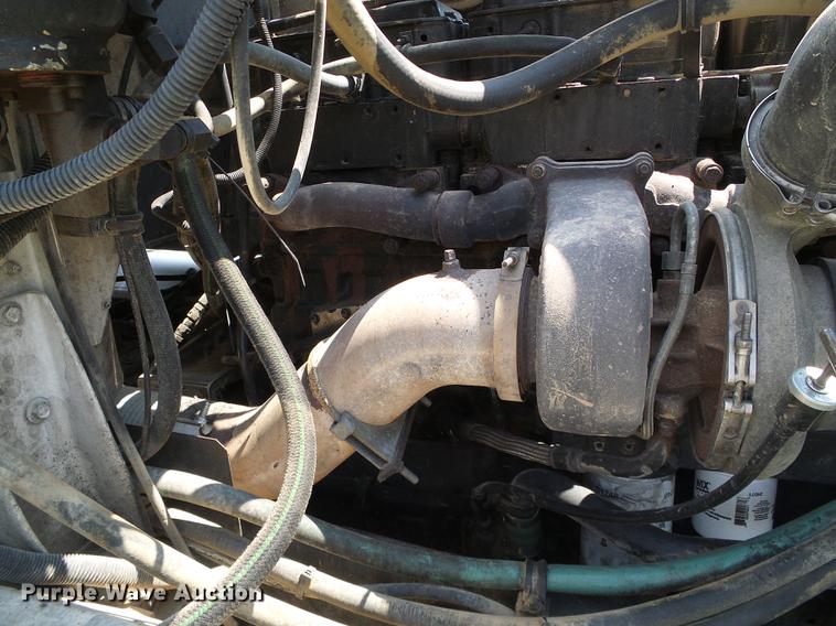 image for item DD5857 1999 International 9400 semi truck