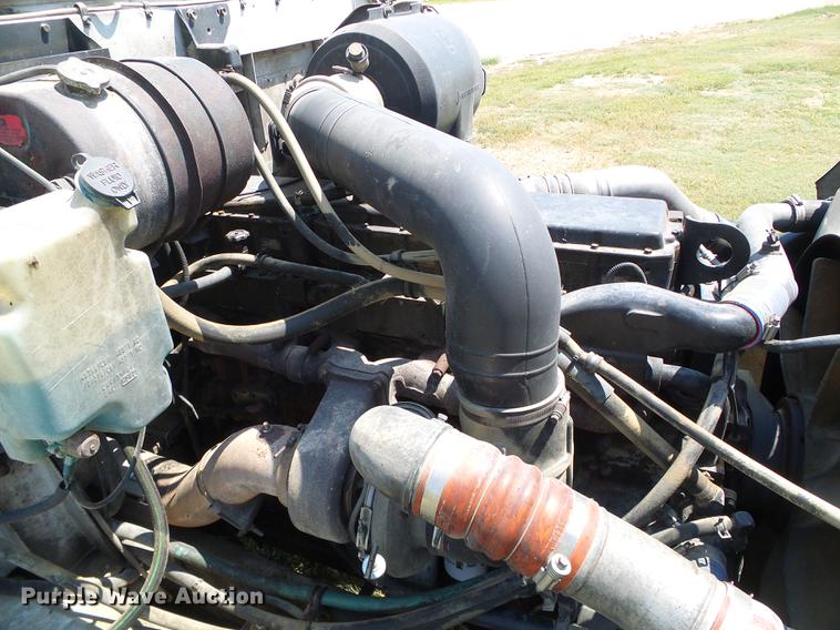 image for item DD5857 1999 International 9400 semi truck