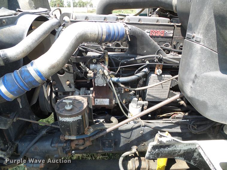 image for item DD5857 1999 International 9400 semi truck