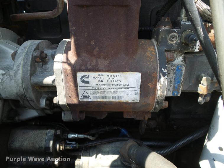 image for item DD5857 1999 International 9400 semi truck